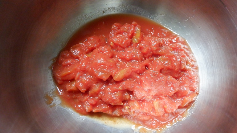 ホットクック　無水カレー　内鍋にトマトを入れる