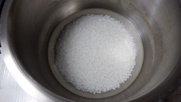 ホットクックでご飯を炊く　内鍋に米と水